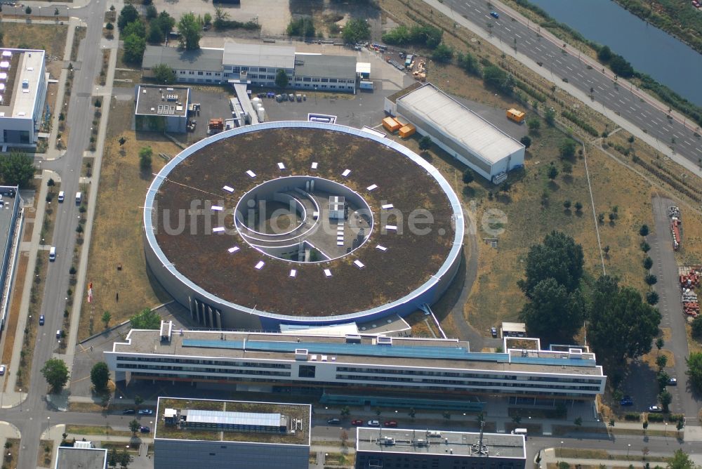 Berlin von oben - Forschungs- Gebäude und Bürokomplex Elektronen- Speicherring BESSY - Synchrotronstrahlungsquelle im Ortsteil Adlershof in Berlin, Deutschland