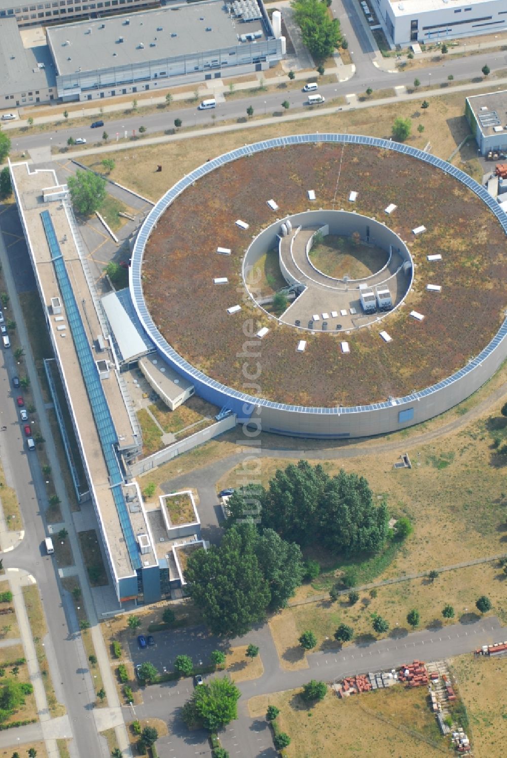 Berlin von oben - Forschungs- Gebäude und Bürokomplex Elektronen- Speicherring BESSY - Synchrotronstrahlungsquelle im Ortsteil Adlershof in Berlin, Deutschland