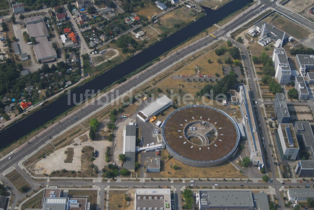 Berlin von oben - Forschungs- Gebäude und Bürokomplex Elektronen- Speicherring BESSY - Synchrotronstrahlungsquelle im Ortsteil Adlershof in Berlin, Deutschland