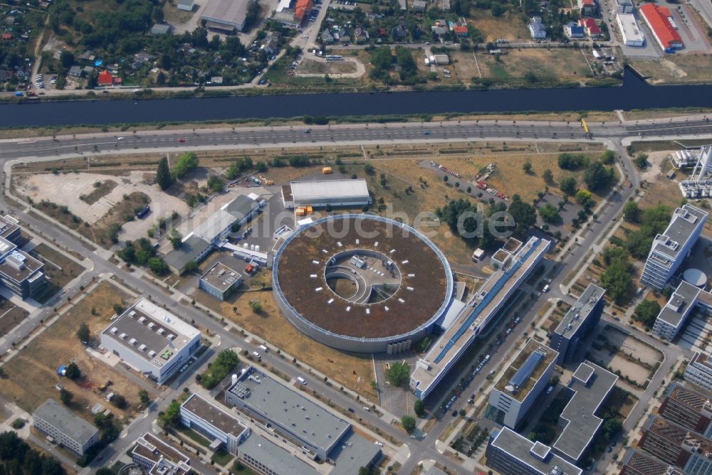 Luftbild Berlin - Forschungs- Gebäude und Bürokomplex Elektronen- Speicherring BESSY - Synchrotronstrahlungsquelle im Ortsteil Adlershof in Berlin, Deutschland