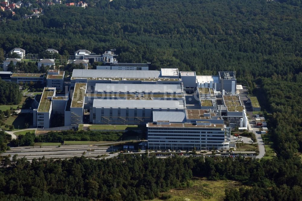 Luftaufnahme Dresden - Forschungs- Gebäude und Bürokomplex des Fraunhofer-Center Nanoelektronische Technologien (IPMS-CNT) in Dresden im Bundesland Sachsen