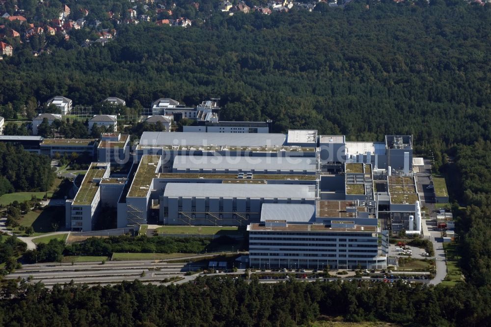 Dresden von oben - Forschungs- Gebäude und Bürokomplex des Fraunhofer-Center Nanoelektronische Technologien (IPMS-CNT) in Dresden im Bundesland Sachsen