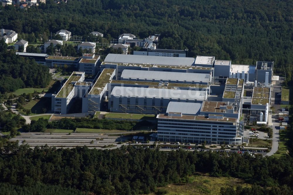 Dresden aus der Vogelperspektive: Forschungs- Gebäude und Bürokomplex des Fraunhofer-Center Nanoelektronische Technologien (IPMS-CNT) in Dresden im Bundesland Sachsen