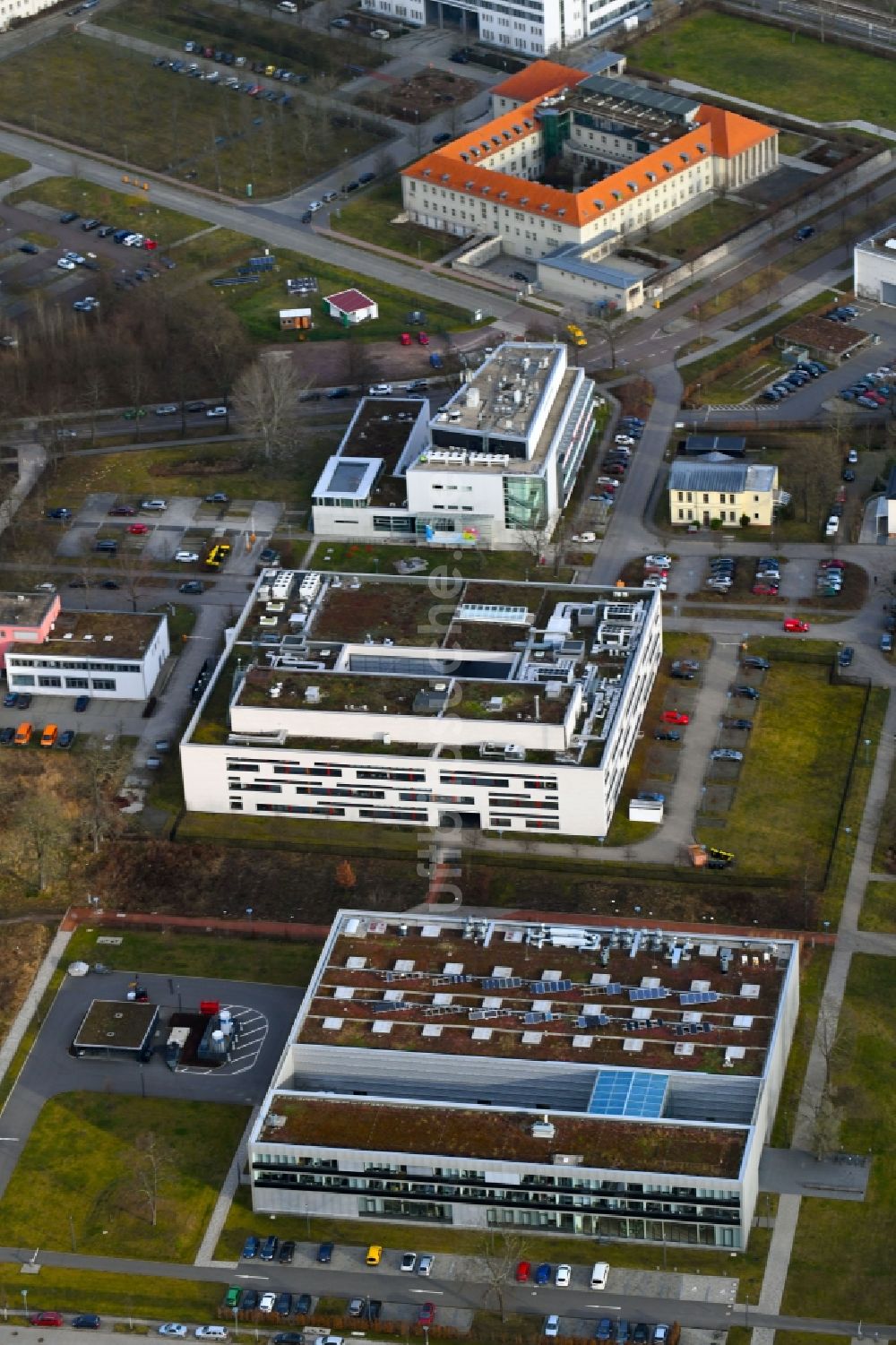 Luftbild Halle (Saale) - Forschungs- Gebäude und Bürokomplex des Fraunhofer-Center für Silizium-Photovoltaik CSP und der Gebäudekomplex der Scil Proteins Production GmbH in Halle (Saale) im Bundesland Sachsen-Anhalt, Deutschland