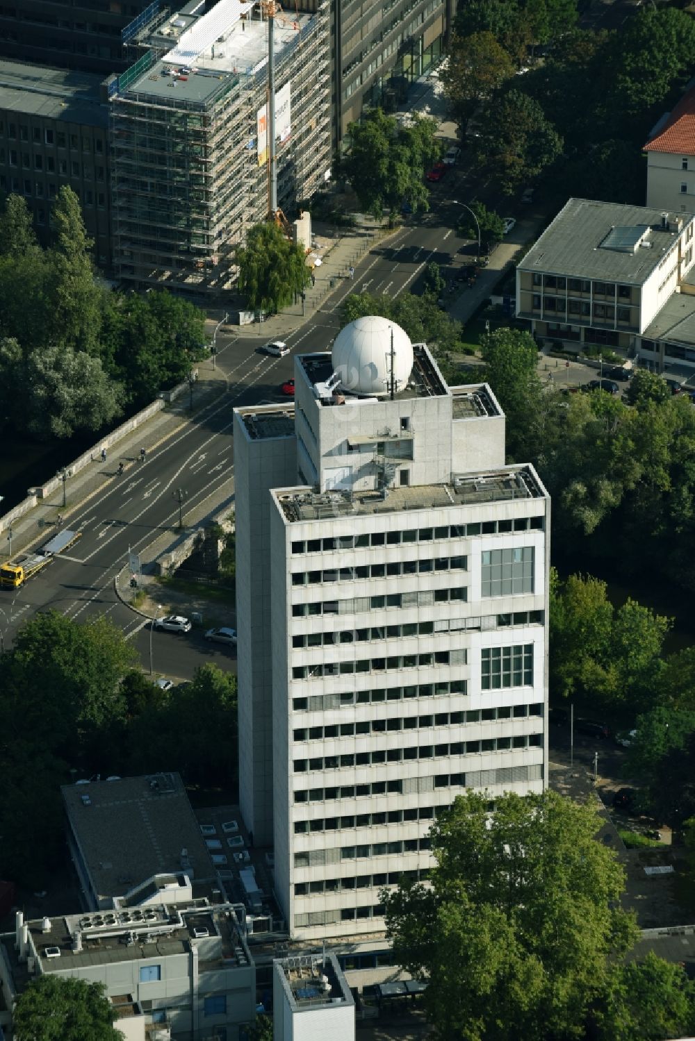 Luftbild Berlin - Forschungs- Gebäude und Bürokomplex des Fraunhofer-Institut für Nachrichtentechnik, Heinrich-Hertz-Institut, HHI am Einsteinufer in Berlin, Deutschland