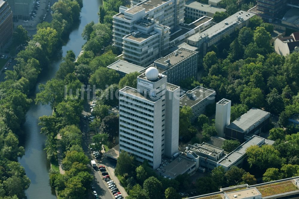 Luftaufnahme Berlin - Forschungs- Gebäude und Bürokomplex des Fraunhofer-Institut für Nachrichtentechnik, Heinrich-Hertz-Institut, HHI am Einsteinufer in Berlin, Deutschland