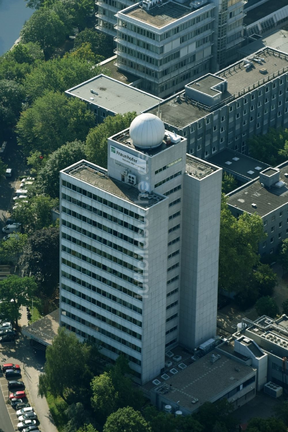 Berlin von oben - Forschungs- Gebäude und Bürokomplex des Fraunhofer-Institut für Nachrichtentechnik, Heinrich-Hertz-Institut, HHI am Einsteinufer in Berlin, Deutschland