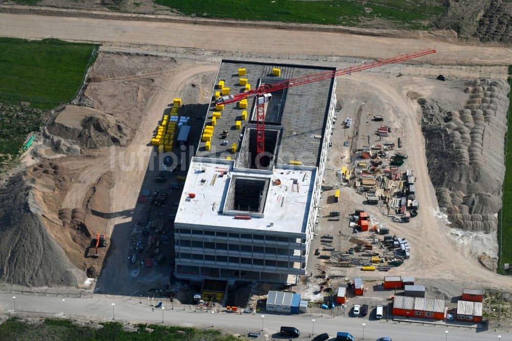 Freiburg im Breisgau aus der Vogelperspektive: Forschungs- Gebäude und Bürokomplex des Fraunhofer-Institut für Physikalische Messtechnik IPM an der Georges-Köhler-Allee in Freiburg im Breisgau im Bundesland Baden-Württemberg, Deutschland