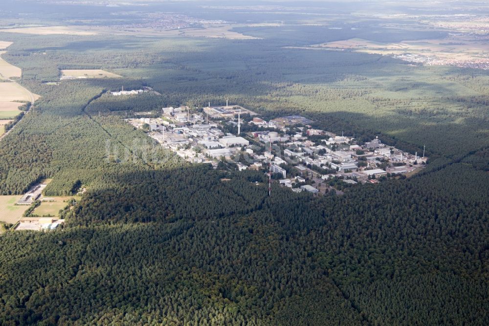 Eggenstein-Leopoldshafen von oben - Forschungs- Gebäude und Bürokomplex des KIT Campus Nord (früher Kernforschungszentrum Karlsruhe) im Hardtwald des Ortsteil Leopoldshafen in Eggenstein-Leopoldshafen im Bundesland Baden-Württemberg