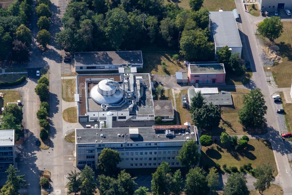 Luftaufnahme Eggenstein-Leopoldshafen - Forschungs- Gebäude und Bürokomplex des KIT Campus Nord an der Karlsruher Allee in Eggenstein-Leopoldshafen im Bundesland Baden-Württemberg, Deutschland