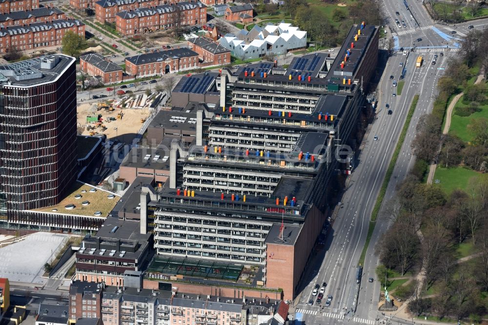 Luftaufnahme Kopenhagen - Forschungs- Gebäude und Bürokomplex Laererforeningen Tandlaegeskolen Panum in Kopenhagen in Dänemark