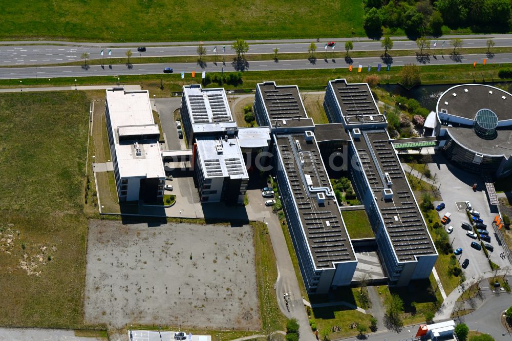 Wolfsburg aus der Vogelperspektive: Forschungs- Gebäude und Bürokomplex in Wolfsburg im Bundesland Niedersachsen, Deutschland