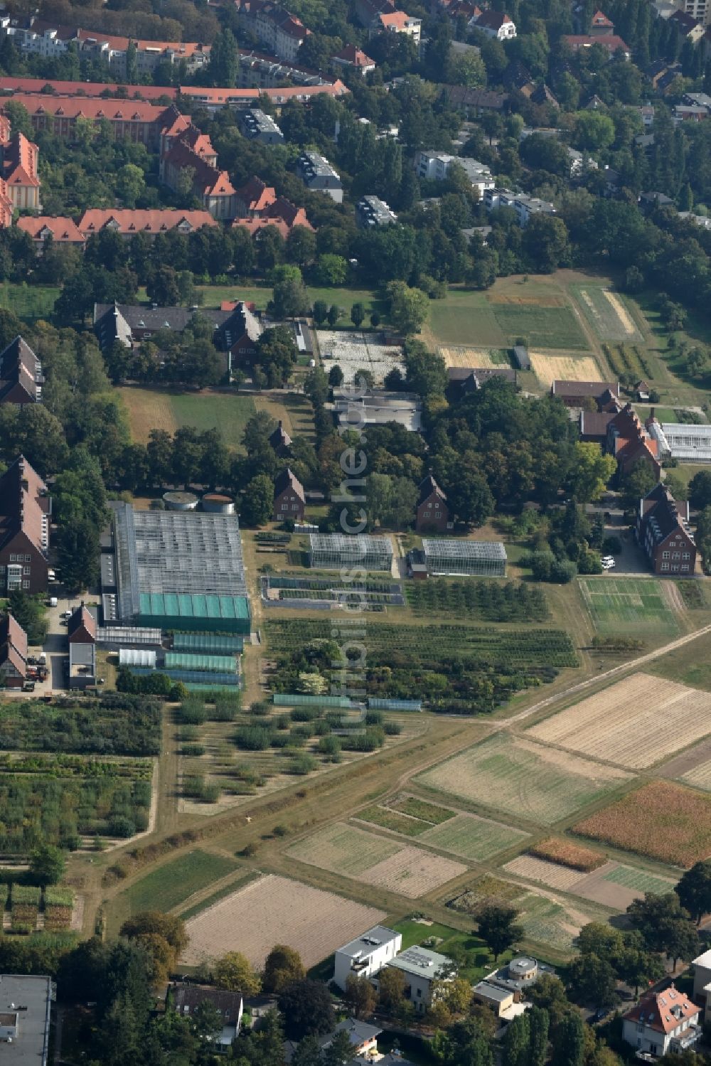 Berlin aus der Vogelperspektive: Forschungs- Gewächshausanlage der Humboldt-Universität in Berlin