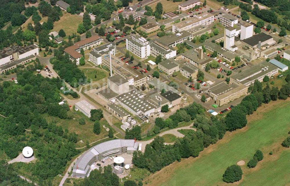 Berlin - Wannsee aus der Vogelperspektive: Forschungsgelände des Hahn-Meithner-Institutes in Berlin-Wannsee / Königsstraße.