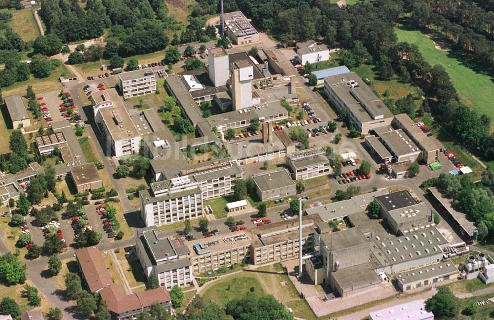 Berlin - Wannsee aus der Vogelperspektive: Forschungsgelände des Hahn-Meithner-Institutes in Berlin-Wannsee / Königsstraße.