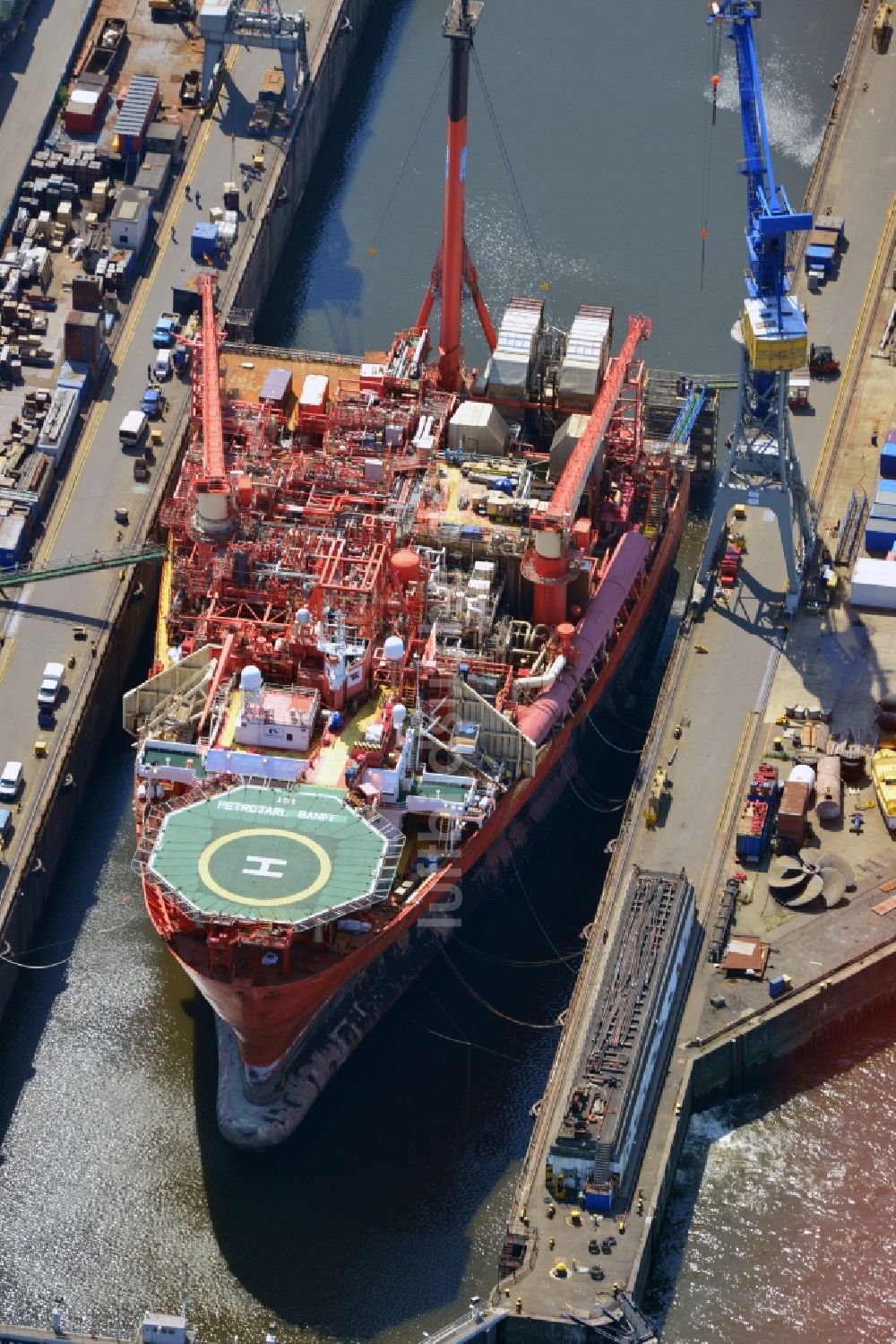 Luftbild Hamburg - Forschungsschiff Petrojarl Banff im Trockendock der Blohm und Voss Dock Elbe in Hamburg