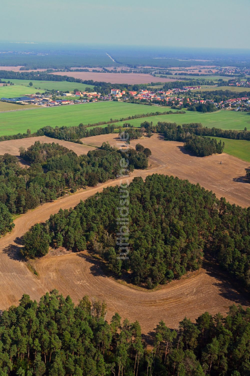 Luftbild Großkmehlen - Forstgebiete in einem Waldgebiet mit abgeernteten Getreidefeldern in Großkmehlen im Bundesland Brandenburg, Deutschland