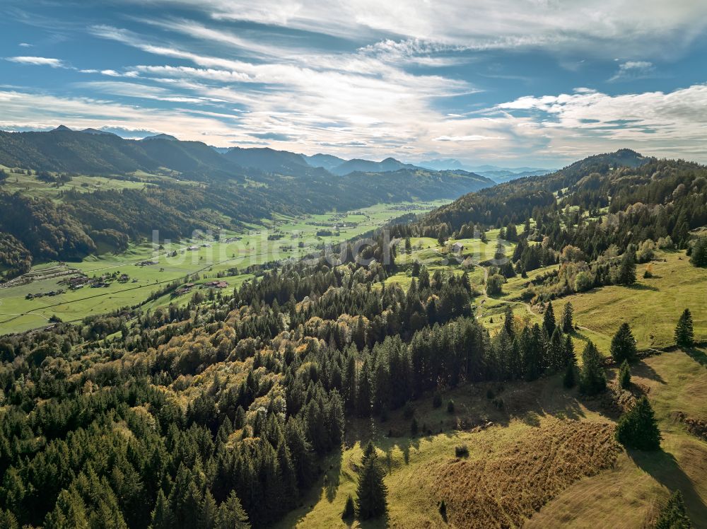 Luftbild Konstanzer - Forstgebiete in einem Waldgebiet an der Tal- und Wiesenlandschaft in Konstanzer im Bundesland Bayern, Deutschland