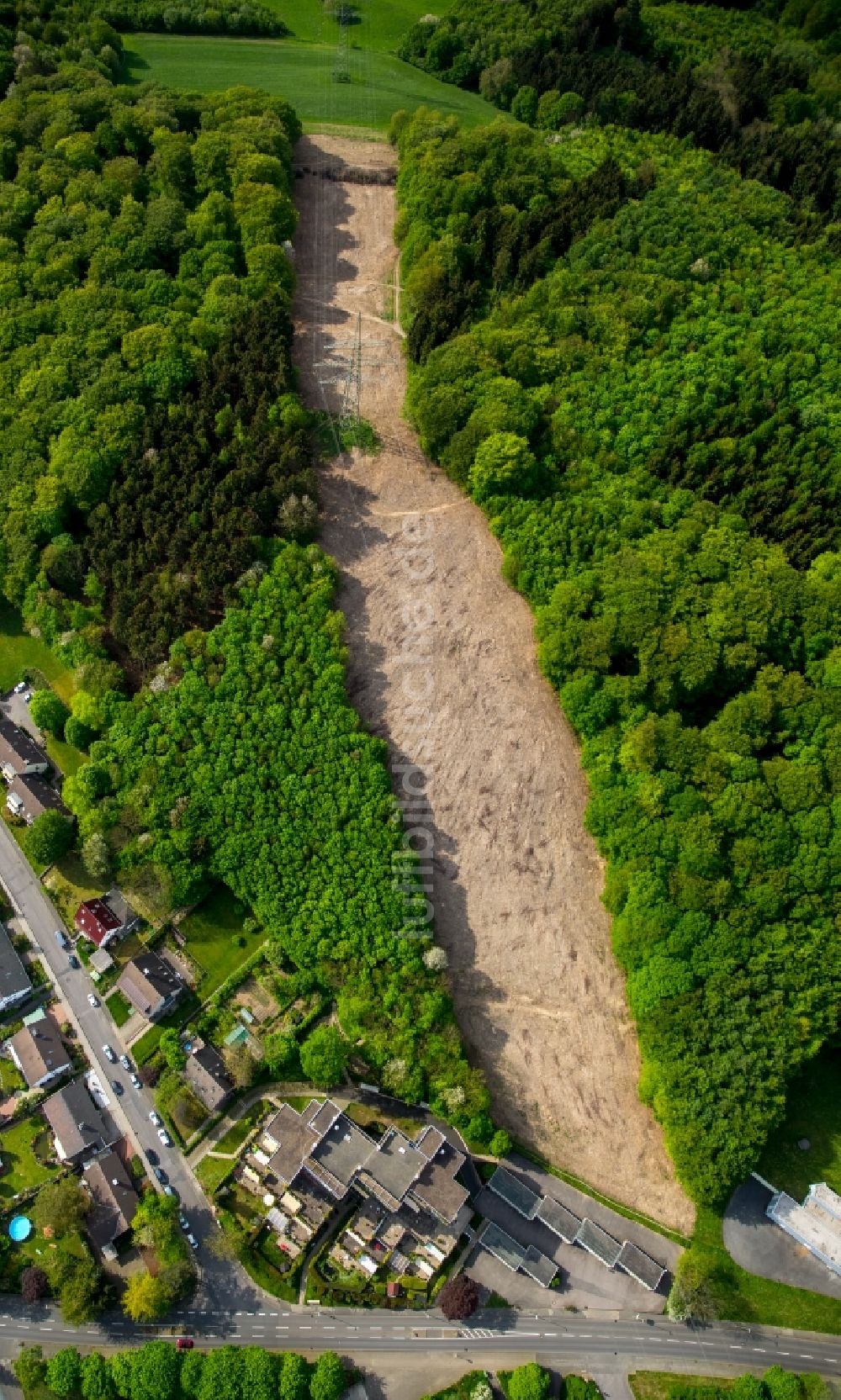 Hagen von oben - Forstwirtschaftliches Gelände und Baumschlag an einer Starkstrom- Trasse im Ortsteil Henkhausen in Hagen im Bundesland Nordrhein-Westfalen