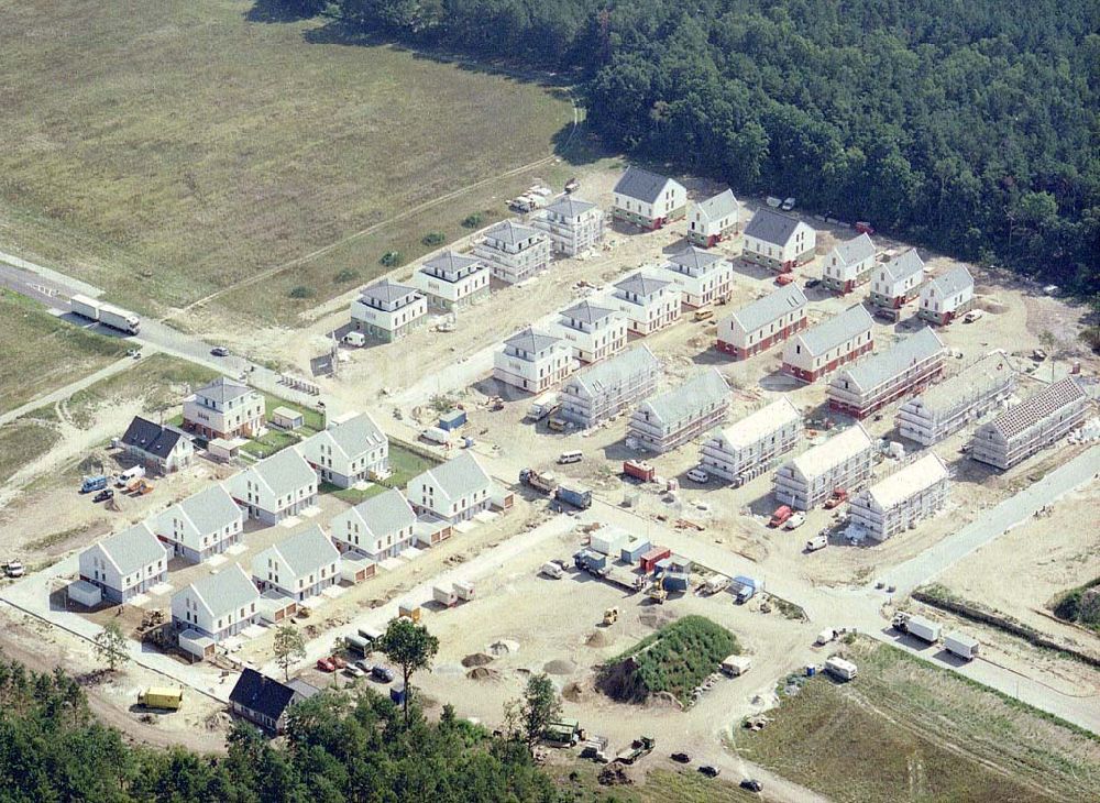 Ahrensdorf bei Ludwigsfelde / BRB von oben - Fortgeschrittenen Wohnsiedlungsbau der Bayerischen Hausbau GmbH in Ahrensdorf bei Ludwigsfelde in Brandenburg.