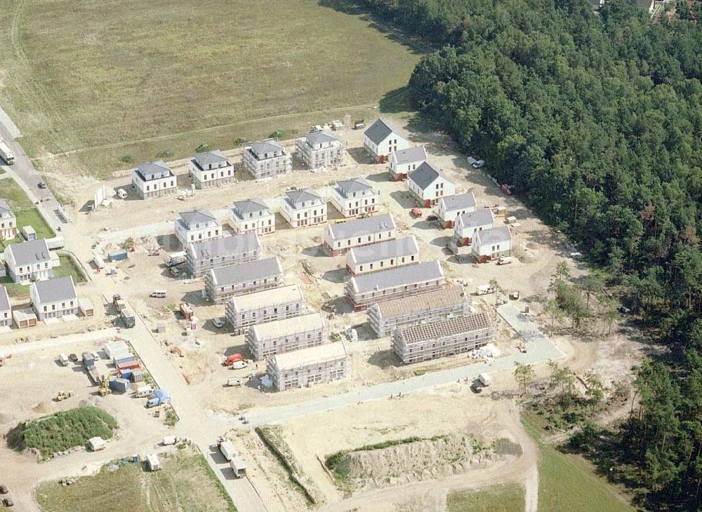 Ahrensdorf bei Ludwigsfelde / BRB aus der Vogelperspektive: Fortgeschrittenen Wohnsiedlungsbau der Bayerischen Hausbau GmbH in Ahrensdorf bei Ludwigsfelde in Brandenburg.