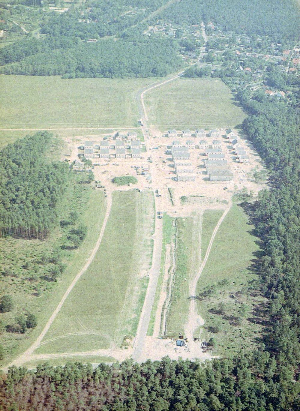 Luftbild Ahrensdorf bei Ludwigsfelde / BRB - Fortgeschrittenen Wohnsiedlungsbau der Bayerischen Hausbau GmbH in Ahrensdorf bei Ludwigsfelde in Brandenburg.