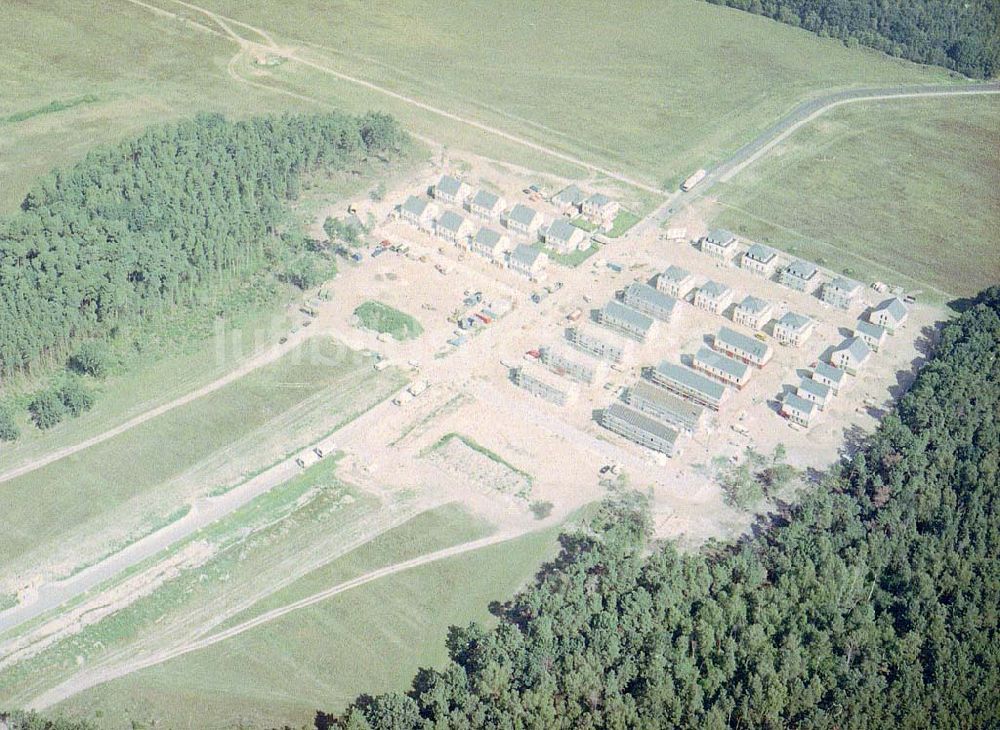 Luftaufnahme Ahrensdorf bei Ludwigsfelde / BRB - Fortgeschrittenen Wohnsiedlungsbau der Bayerischen Hausbau GmbH in Ahrensdorf bei Ludwigsfelde in Brandenburg.