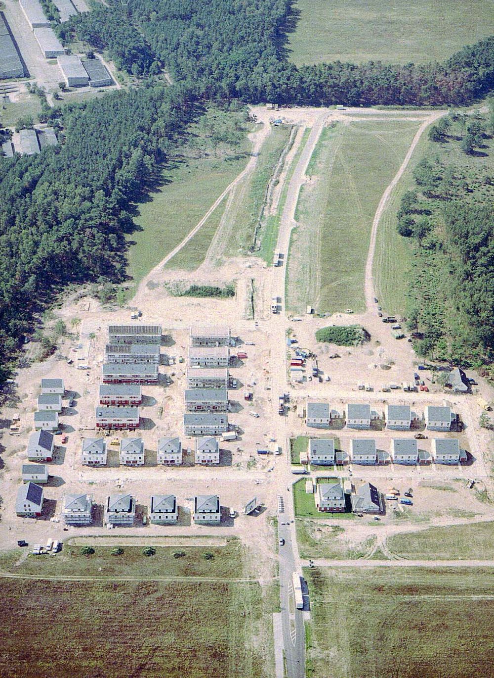 Luftaufnahme Ahrensdorf bei Ludwigsfelde / BRB - Fortgeschrittenen Wohnsiedlungsbau der Bayerischen Hausbau GmbH in Ahrensdorf bei Ludwigsfelde in Brandenburg.