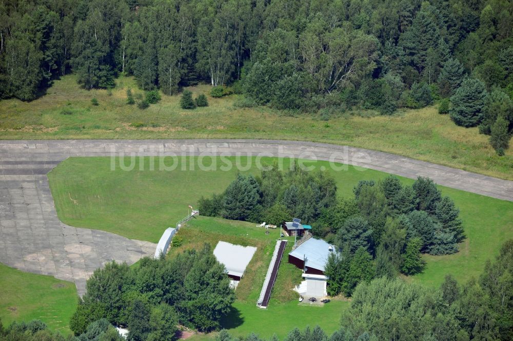 Luftaufnahme Werneuchen - Für Freizeit und Erholung umfunktionierte ehemalige Flugzeugshelter auf dem Flugplatz Werneuchen im Bundesland Brandenburg