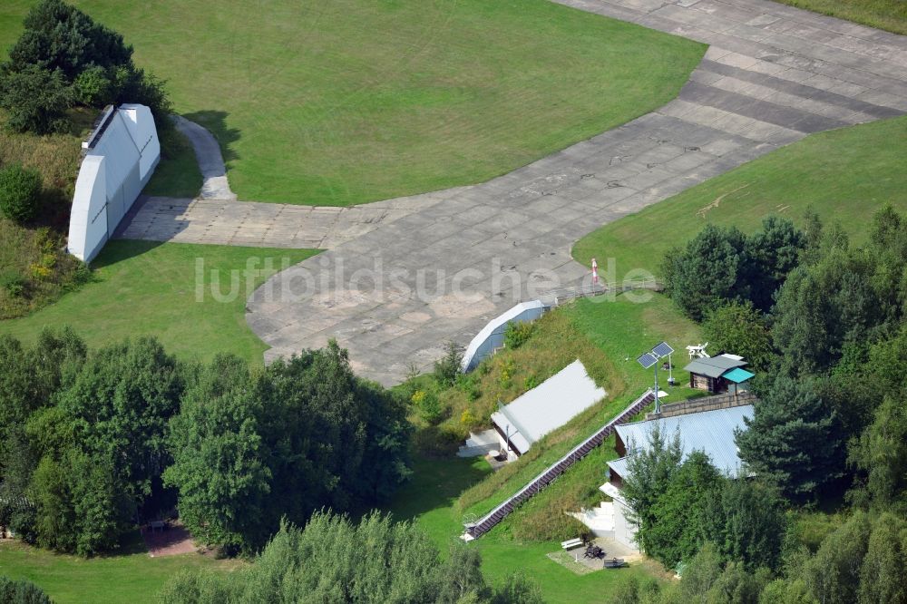 Werneuchen von oben - Für Freizeit und Erholung umfunktionierte ehemalige Flugzeugshelter auf dem Flugplatz Werneuchen im Bundesland Brandenburg