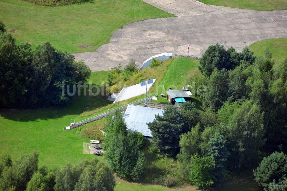 Werneuchen aus der Vogelperspektive: Für Freizeit und Erholung umfunktionierte ehemalige Flugzeugshelter auf dem Flugplatz Werneuchen im Bundesland Brandenburg