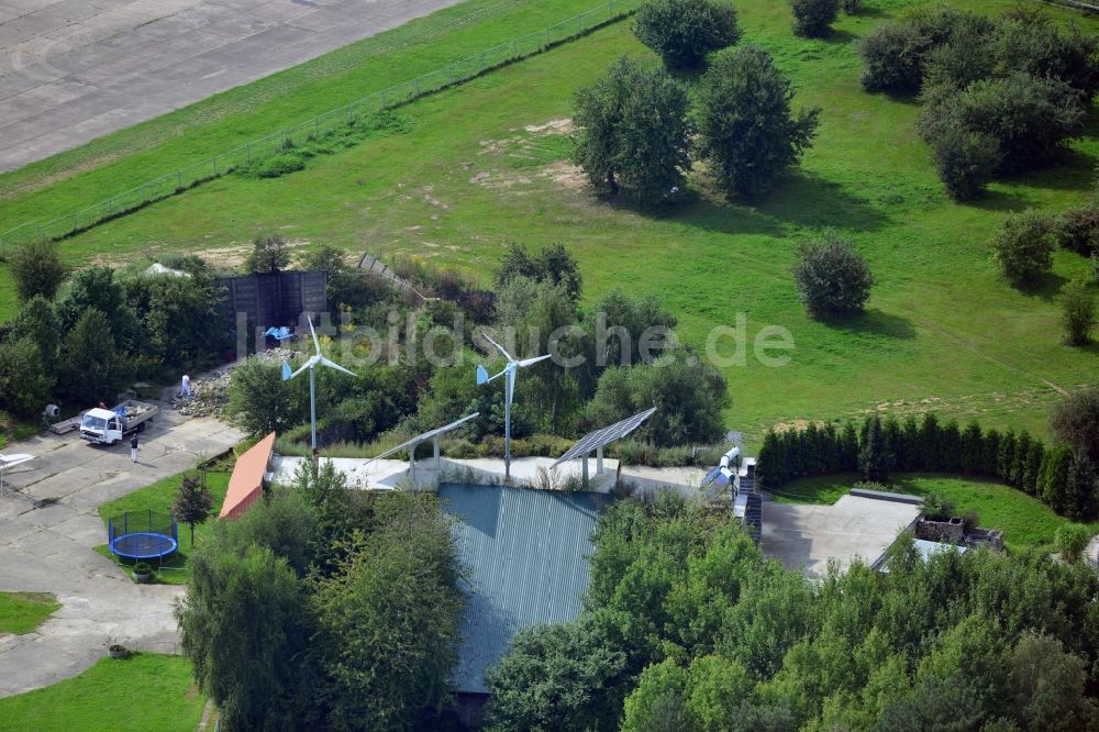 Luftaufnahme Werneuchen - Für Freizeit und Erholung umfunktionierte ehemalige Flugzeugshelter auf dem Flugplatz Werneuchen im Bundesland Brandenburg