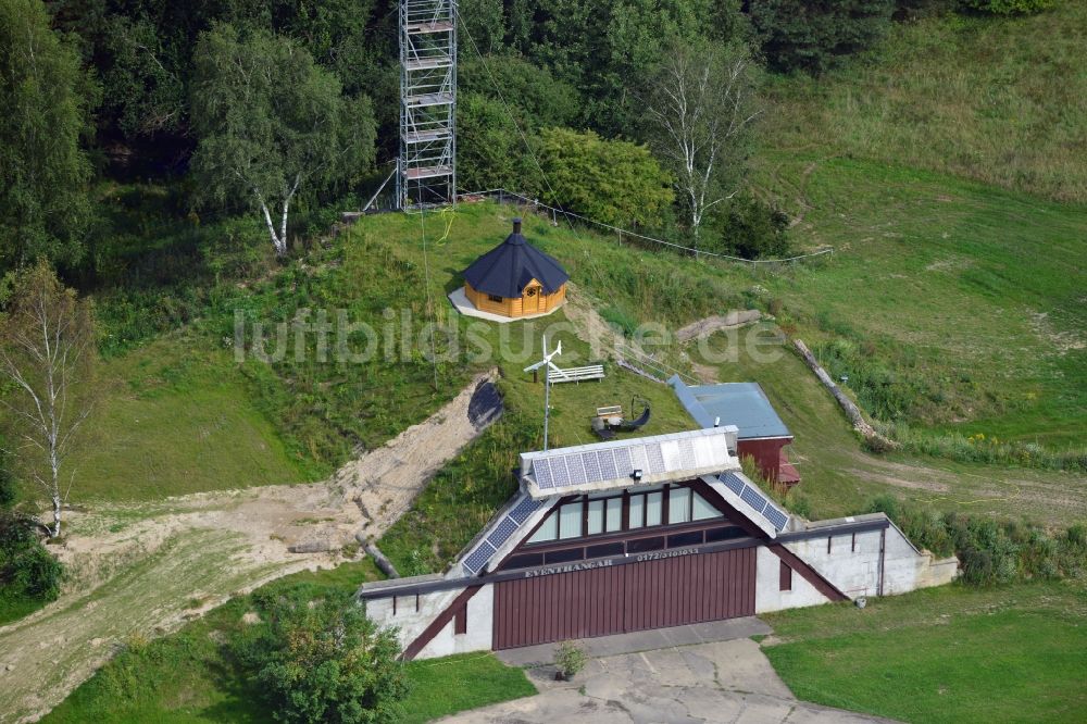 Luftaufnahme Werneuchen - Für Freizeit und Erholung umfunktionierte ehemalige Flugzeugshelter auf dem Flugplatz Werneuchen im Bundesland Brandenburg