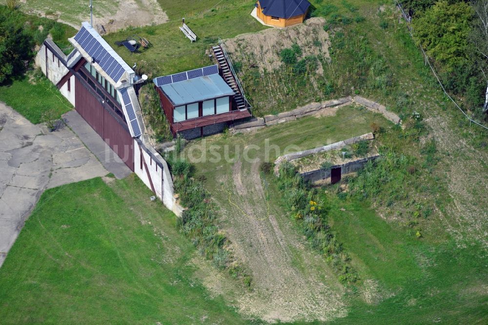 Werneuchen aus der Vogelperspektive: Für Freizeit und Erholung umfunktionierte ehemalige Flugzeugshelter auf dem Flugplatz Werneuchen im Bundesland Brandenburg