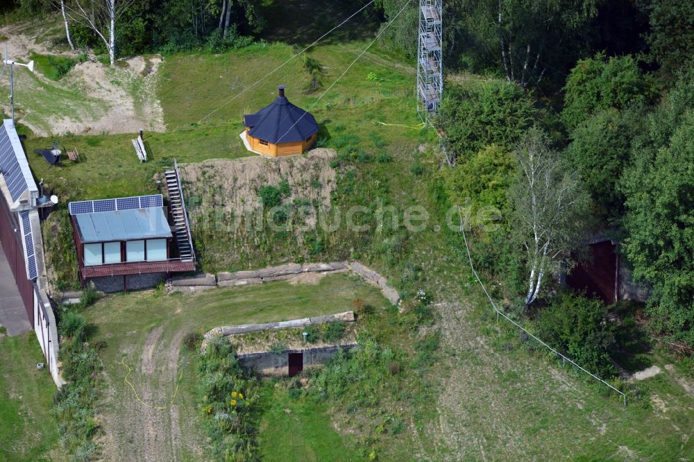 Luftbild Werneuchen - Für Freizeit und Erholung umfunktionierte ehemalige Flugzeugshelter auf dem Flugplatz Werneuchen im Bundesland Brandenburg