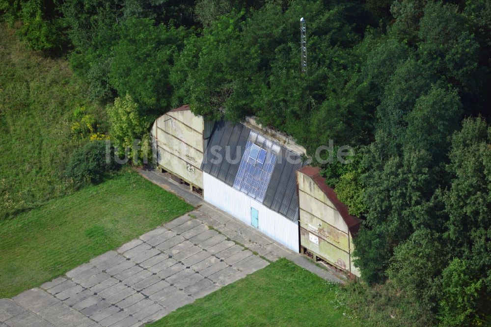 Luftaufnahme Werneuchen - Für Freizeit und Erholung umfunktionierte ehemalige Flugzeugshelter auf dem Flugplatz Werneuchen im Bundesland Brandenburg