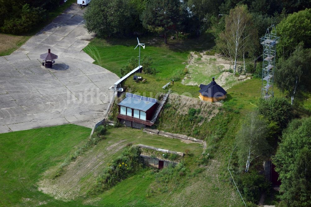 Werneuchen von oben - Für Freizeit und Erholung umfunktionierte ehemalige Flugzeugshelter auf dem Flugplatz Werneuchen im Bundesland Brandenburg