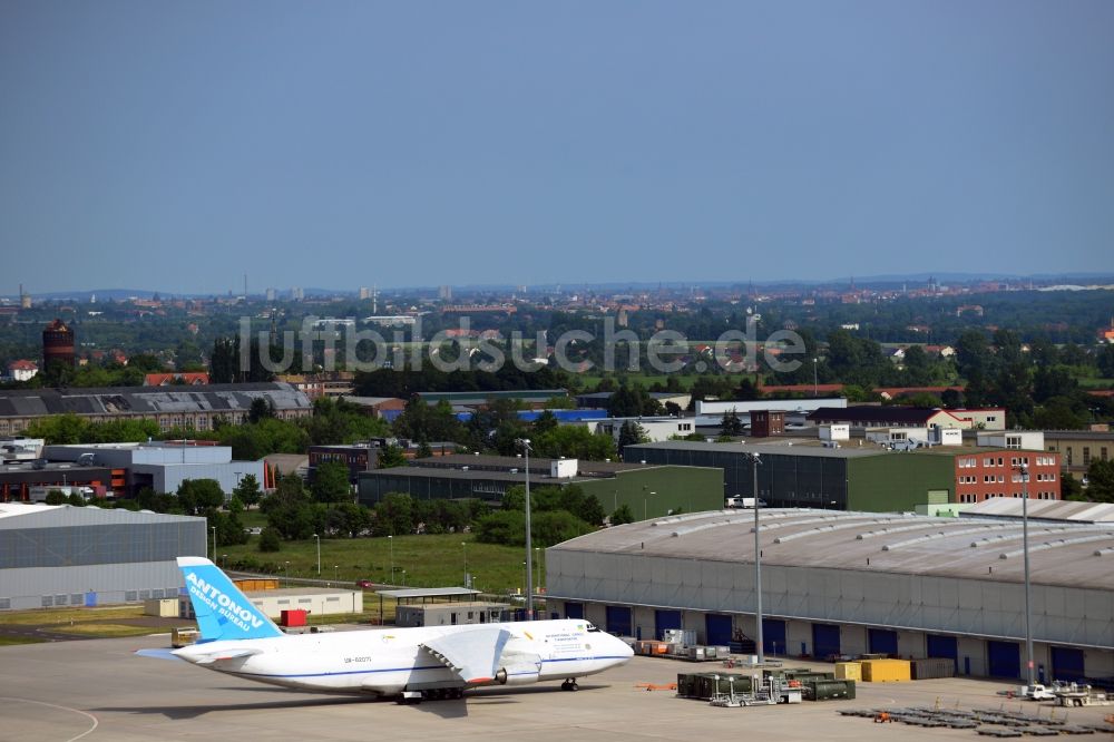 Schkeuditz aus der Vogelperspektive: Fracht- Flugzeug Antonow AN 124 der Volga Dnepr Frachtflug - Chartergesellschaft am Terminal auf dem Flughafen in Schkeuditz im Bundesland Sachsen