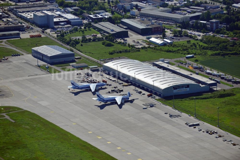 Schkeuditz aus der Vogelperspektive: Fracht- Flugzeug Antonow AN 124 der Volga Dnepr Frachtflug - Chartergesellschaft am Terminal auf dem Flughafen in Schkeuditz im Bundesland Sachsen