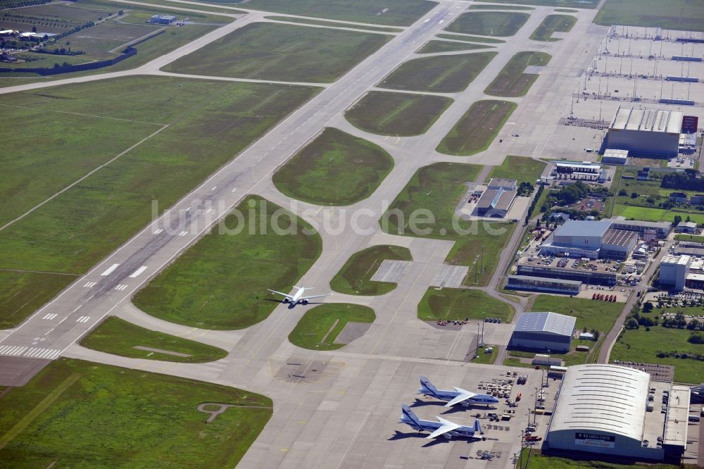 Luftaufnahme Schkeuditz - Fracht- Flugzeug Antonow AN 124 der Volga Dnepr Frachtflug - Chartergesellschaft am Terminal auf dem Flughafen in Schkeuditz im Bundesland Sachsen