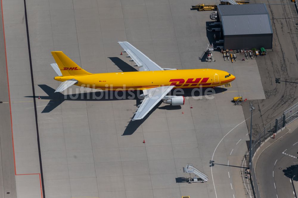 Luftaufnahme Leinfelden-Echterdingen - Frachtflugzeug D-AEAE der DHL auf dem Flughafen Stuttgart in Leinfelden-Echterdingen im Bundesland Baden-Württemberg, Deutschland