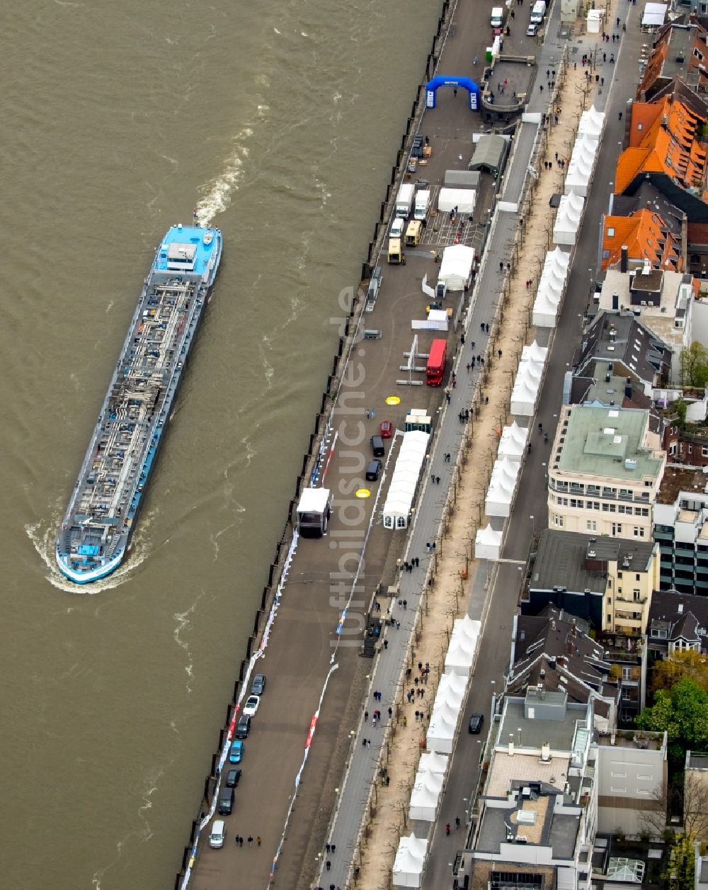 Düsseldorf aus der Vogelperspektive: Frachtschiff vor dem Flussufer des Rheins an der Rheinwerft in Düsseldorf im Bundesland Nordrhein-Westfalen