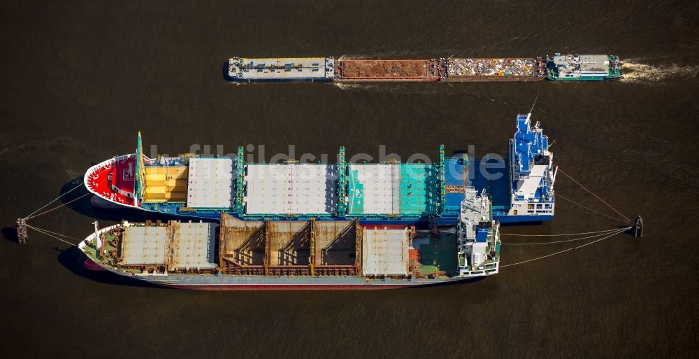 Hamburg von oben - Frachtschiff- und Schüttgutfrachter ankernd im Hafen der Elbe in Hamburg