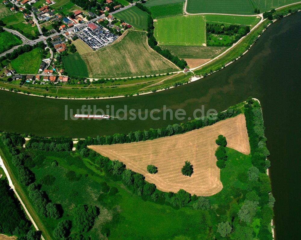 Luftbild Unterhartenberg - Frachtschiff- und Schüttgutfrachter auf dem Flussverlauf der Donau in Unterhartenberg im Bundesland Bayern, Deutschland