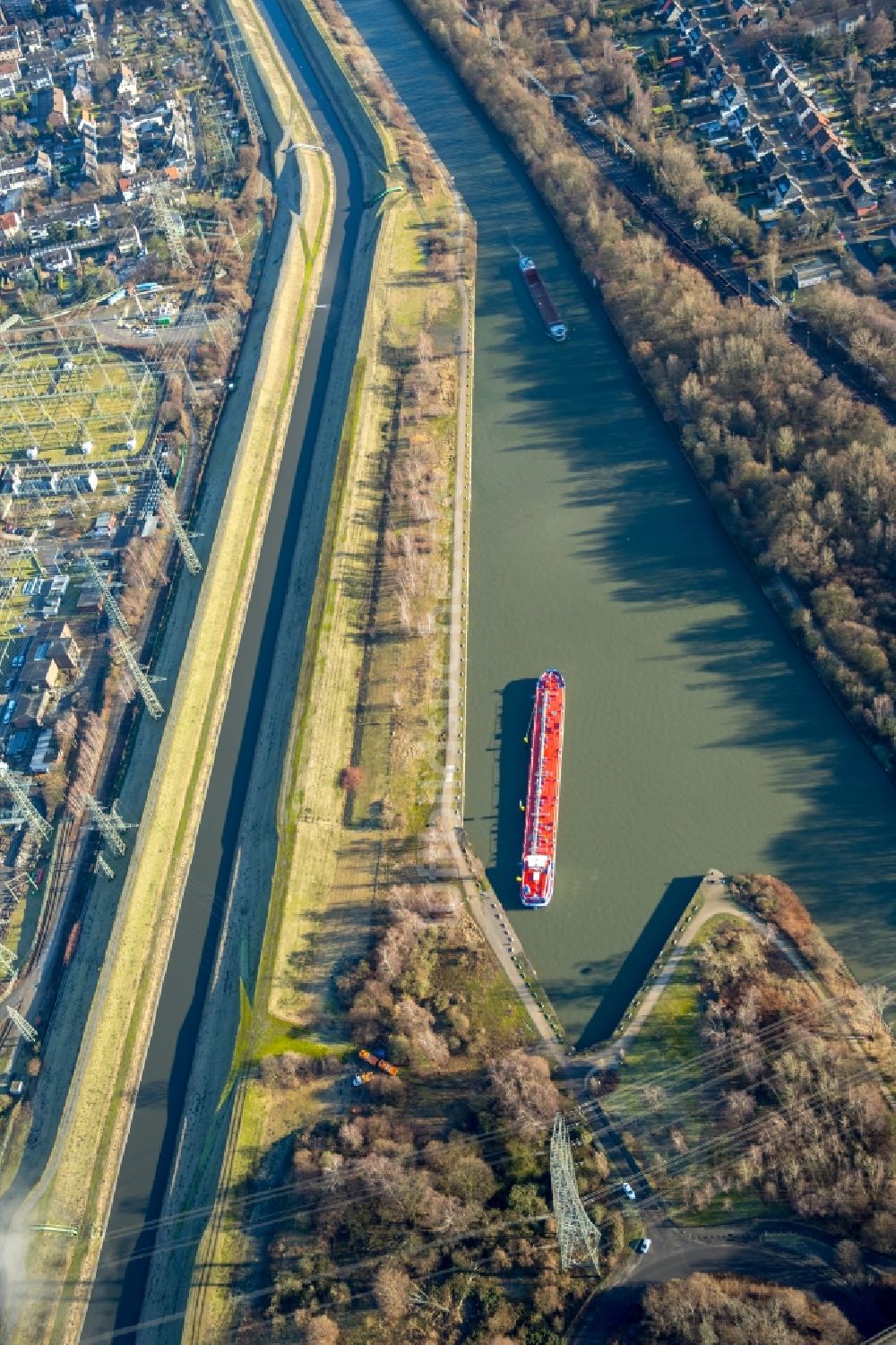 Luftbild Essen - Frachtschiff- und Schüttgutfrachter auf dem Flußverlauf des Rhein- Herne- Kanales in Essen im Bundesland Nordrhein-Westfalen