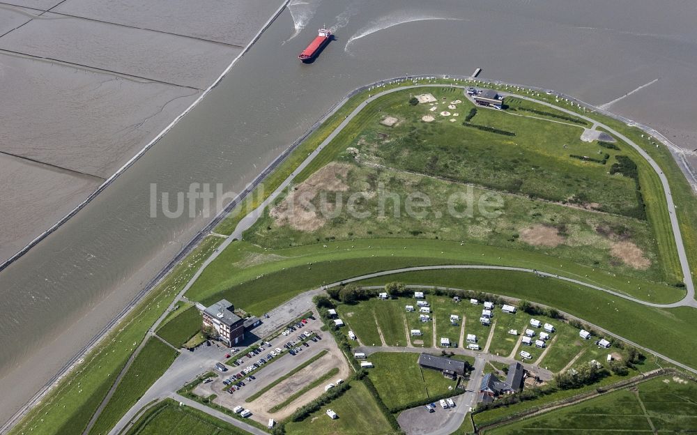 Husum aus der Vogelperspektive: Frachtschiff- und Schüttgutfrachter auf der Husumer Au mit Fahrtrichtung Hafen in Husum im Bundesland Schleswig-Holstein