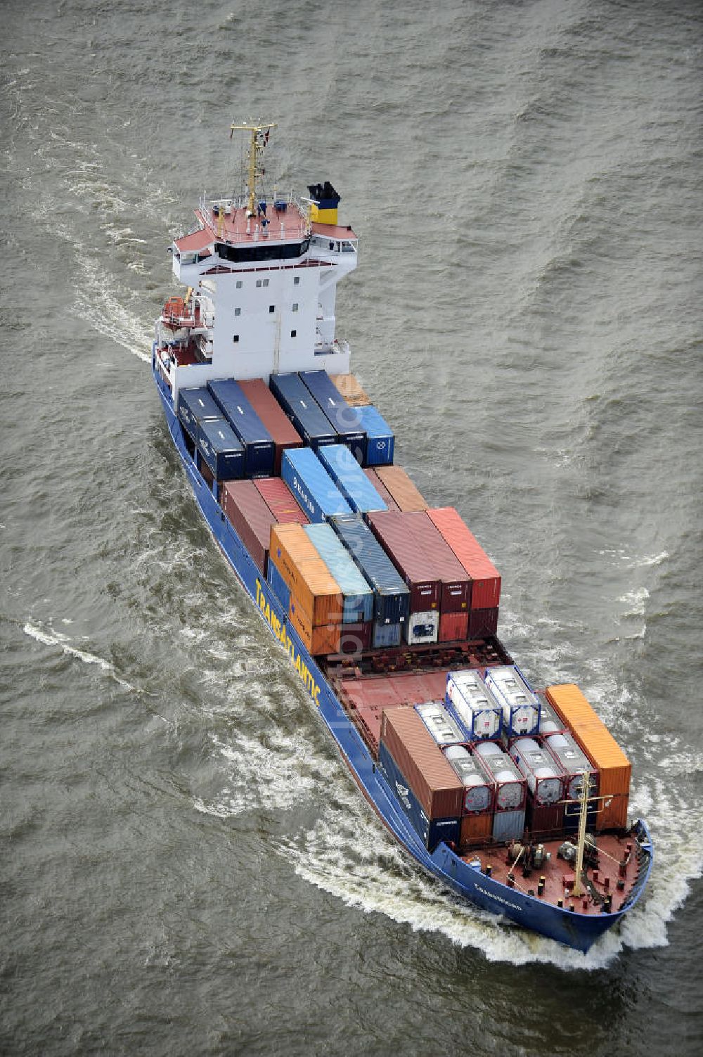 Neuendeich aus der Vogelperspektive: Frachtschiff TransNjord auf der Elbe