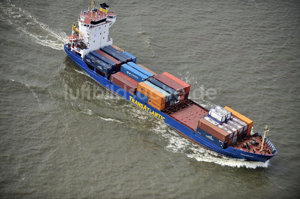 Luftbild Neuendeich - Frachtschiff TransNjord auf der Elbe