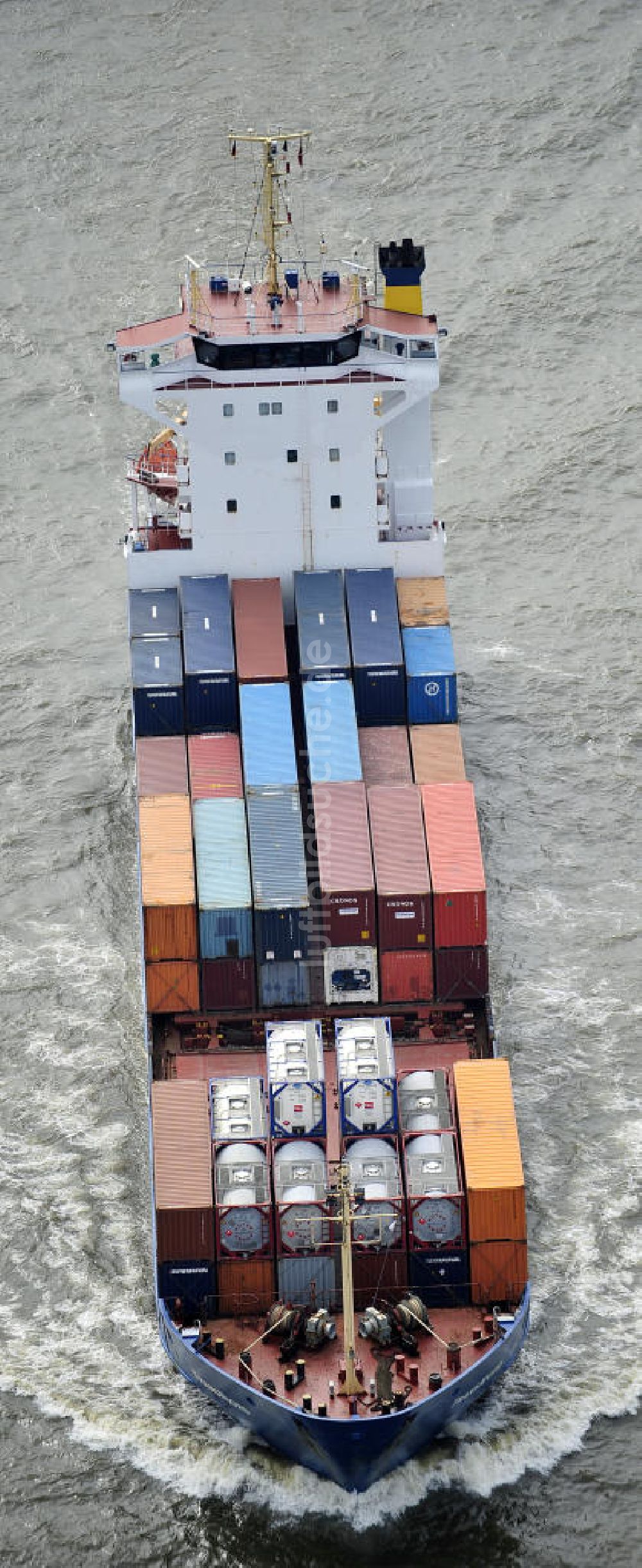 Luftaufnahme Neuendeich - Frachtschiff TransNjord auf der Elbe