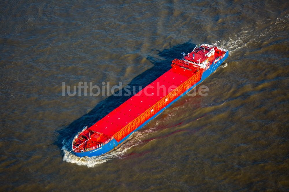 Emmerich am Rhein von oben - Frachtschiff H&S Wisdom in Fahrt auf dem Rhein bei Emmerich am Rhein im Bundesland Nordrhein-Westfalen